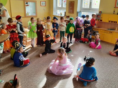 Radost chodí od města k městu, nevynechá žádnou cestu.