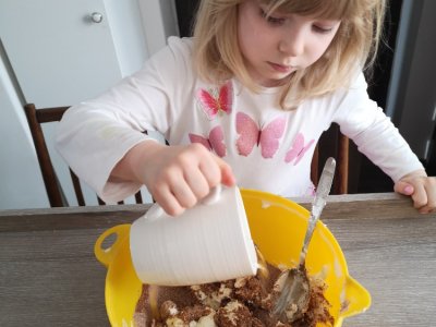 Monička je v kuchyni moc šikovná. Je otázkou, kdo komu asistuje.