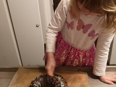 Monička je v kuchyni moc šikovná. Je otázkou, kdo komu asistuje.