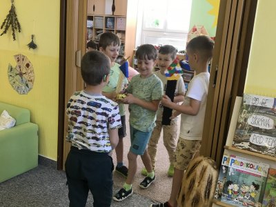 Včelka u vstupu musí znát heslo.