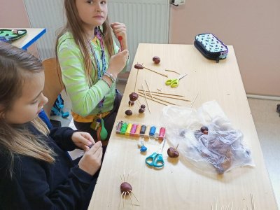 Pracovní činnosti - tvoření zvířátek z kaštanů