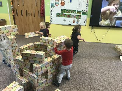 I. parta staví cihlový domeček