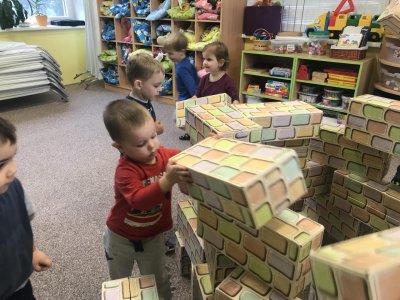 I. parta staví cihlový domeček