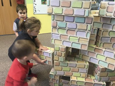 I. parta staví cihlový domeček