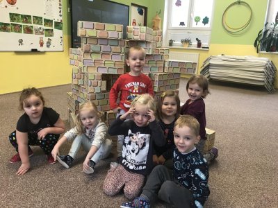 I. parta staví cihlový domeček