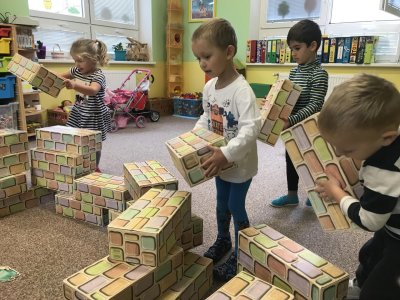 II. parta staví cihlový domeček