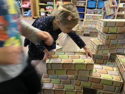 II. parta staví cihlový domeček