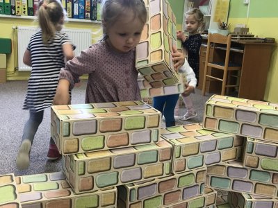 II. parta staví cihlový domeček