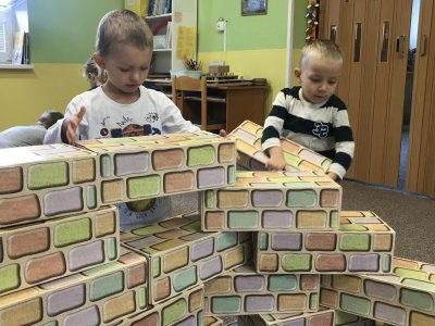 II. parta staví cihlový domeček