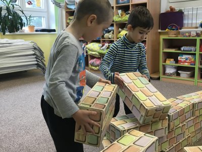 II. parta staví cihlový domeček