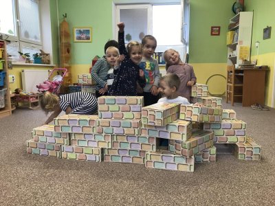 II. parta staví cihlový domeček