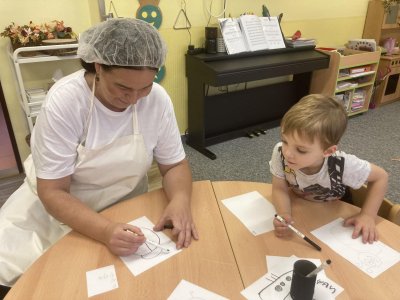 poprosili jsme i paní kuchařku, aby nakreslila brouka
