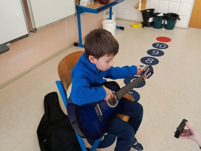 Hudební výchova - děti hrají na nástroje
