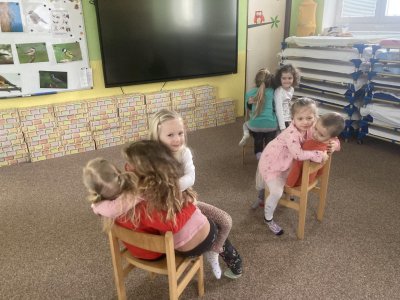 Kolik ptáčků se vejde na jednu větev s hnízdem?