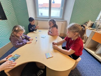 Po skončení dopoledního programu jsme si v knihovně ještě zahráli klasický double a “kostku”.
