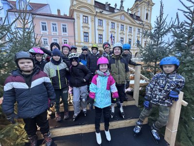 Bruslení na adventním kluzišti.