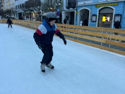 Bruslení na adventním kluzišti