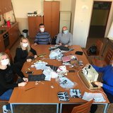 Zaměstnanci ZŠ a MŠ T. Šobra šijí roušky pro potřebné