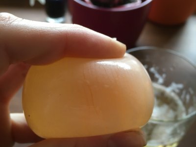 Omyté vajíčko bez skořápky. 
"Hopík" funguje pouze z výšky cca 5 cm :-)