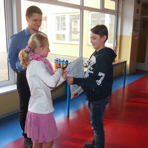 Otevírání obálky.